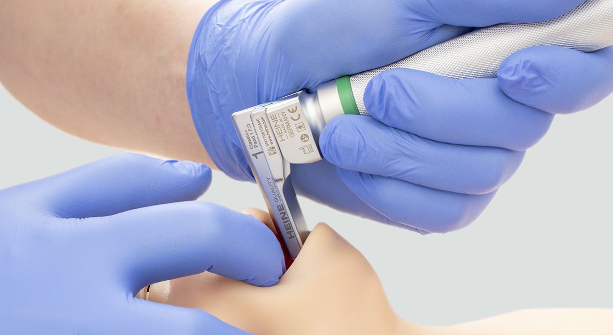 Intubation with HEINE Classic-Paed blade